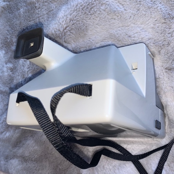 The Button Polaroid Land Camera - Picture 7 of 11